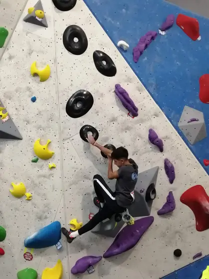 Alumnos de la Escuela de Escalada Cimas Zamora durante la I Copa de Castilla y León de escalada en bloque