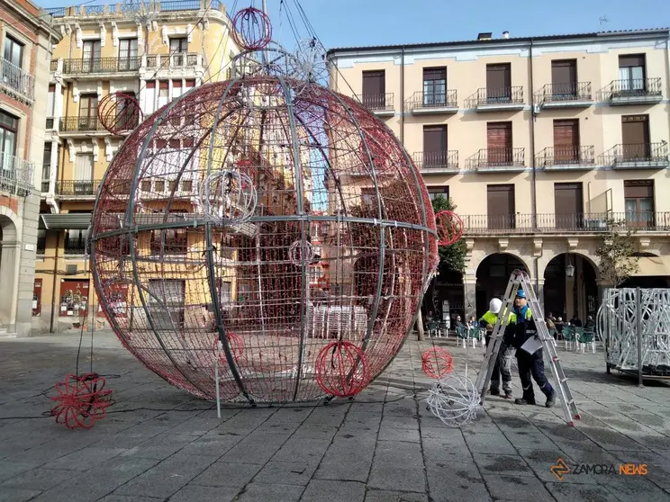 Nuevos adornos navideños en la Plaza Mayor de Zamora_3