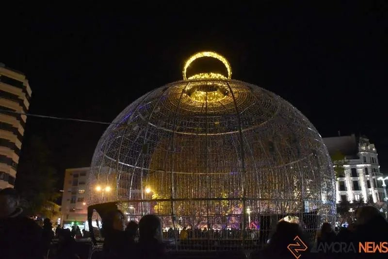 Esfera gigante en la Plaza de la Marina. Foto Aroa Colmenero