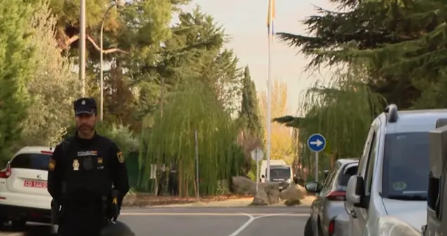 Policía Nacional en el entorno de la embajada de Ucrania en Madrid