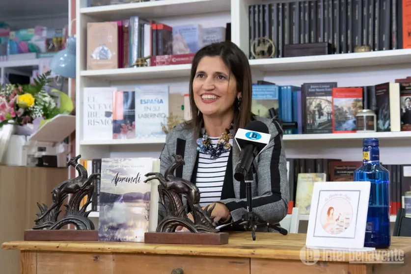 Ana Llamas González, de Vega de Tera, presenta su primera novela