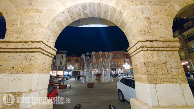 Una de las estructuras lumínicas con motivo de la Navidad en Benavente. Fotografía: Interbenavente