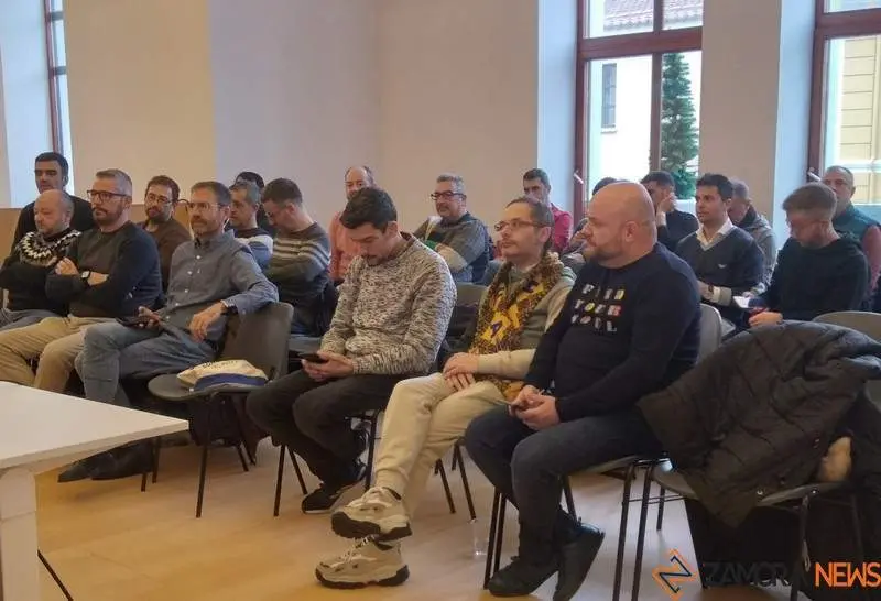 "Eurofans" en asamblea, en el Teatro Ramos Carrión