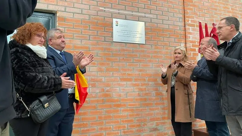 Placa en homenaje al brigadista fallecido