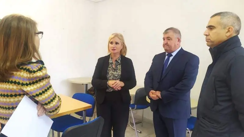 La delegada de la Junta con el alcalde de Ferreras de Abajo