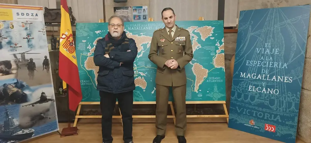 El coronel Vicente González y el alcalde de Fermoselle, José Manuel Pilo, en el acto de inauguración de la exposición "El viaje a la especiería de Magallanes y Elcano"