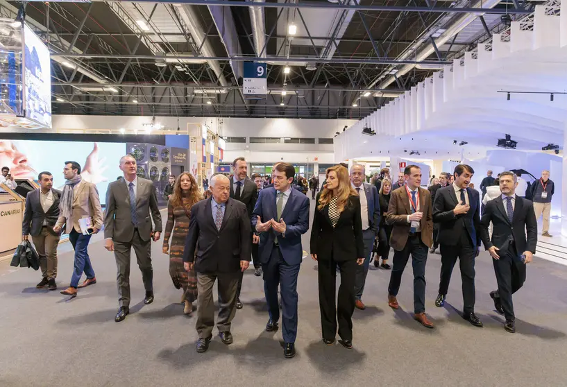 El presidente de la Junta, Alfonso Fernández Mañueco, durante su visita a los stands de Castilla y León en FITUR 2023