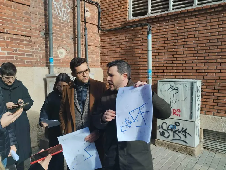 Víctor López de la Parte y David Ángel Hernández, del PP, muestran el mapa de la ciudad de las zonas ORA