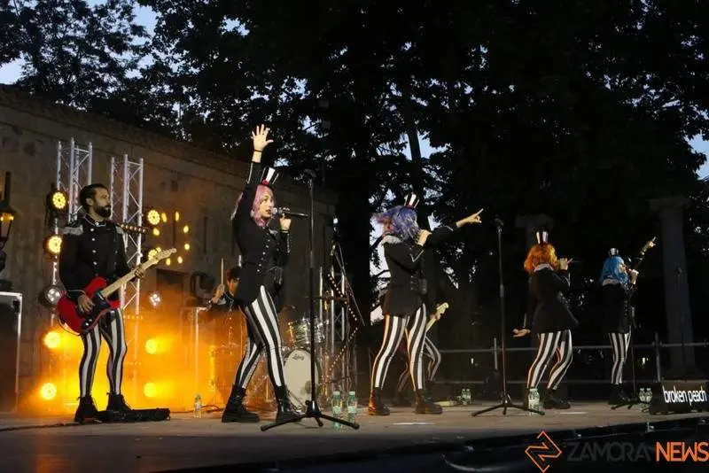 El rock y el soul sonó en la plaza de la Catedral con Broken Peach