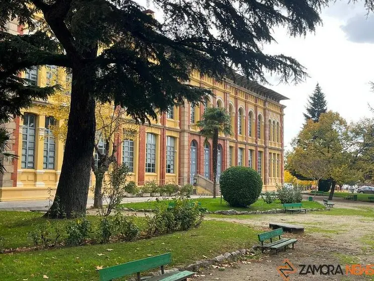 Fotografía exterior fachada IES Claudio Moyano