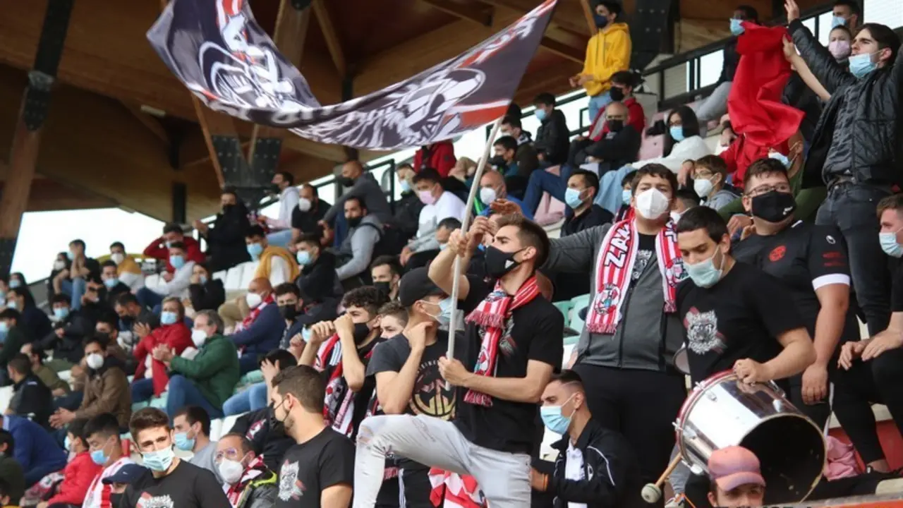 Aficionados zamoranos celebran los goles de los rojiblancos.