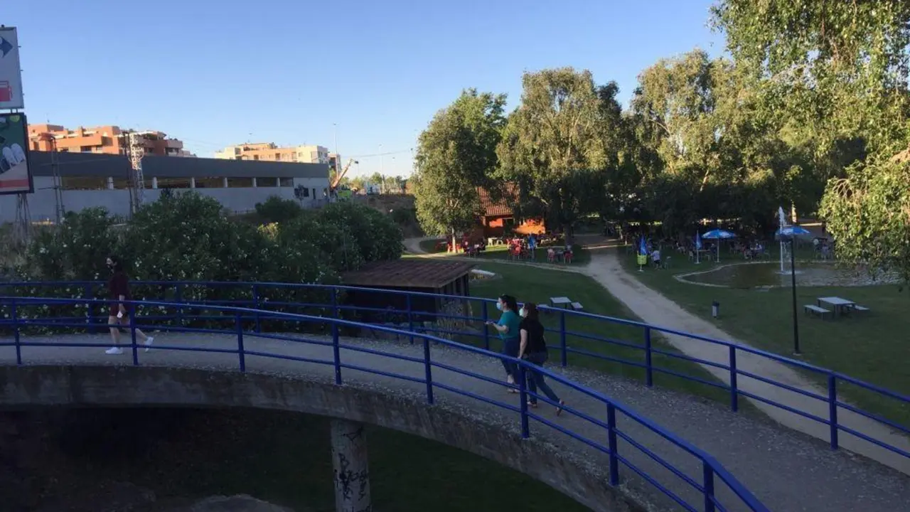 Zamoranos por la zona del paseo de Los Tres &aacute;rboles