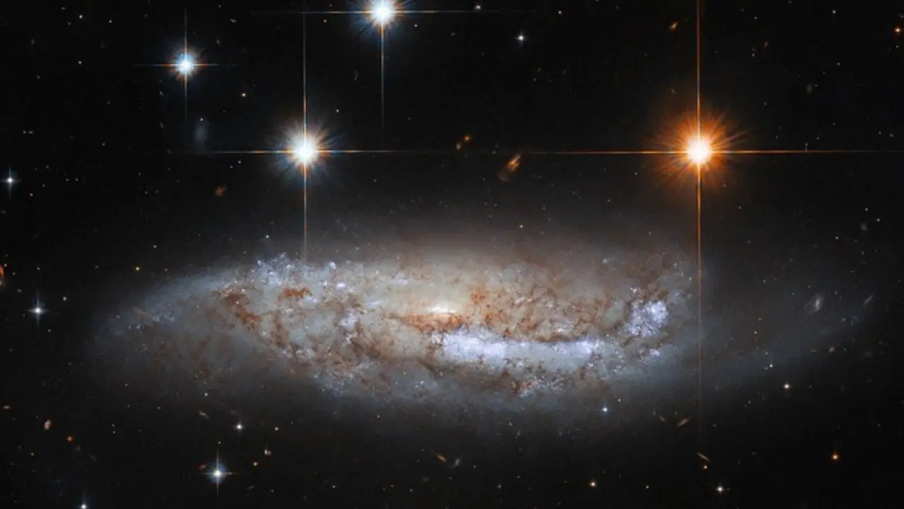 El telescopio espacial Hubble captura una vista lateral de una galaxia: Foto NASA