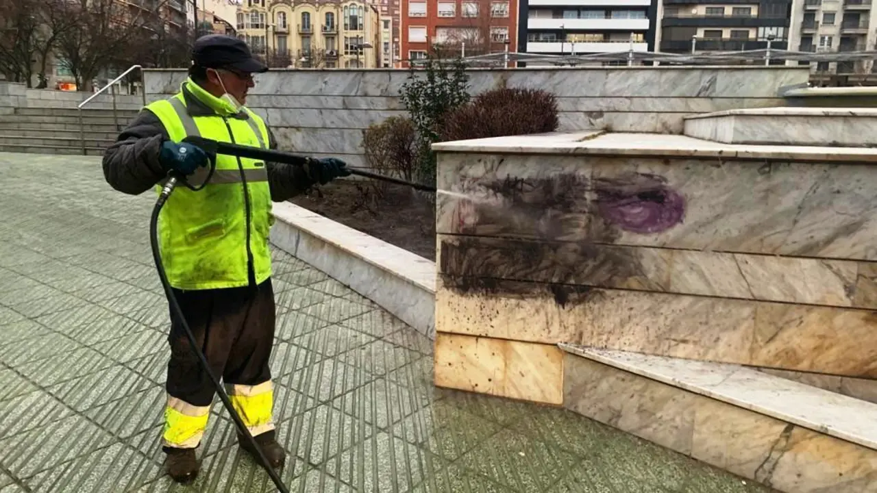 Limpieza de pintadas en Zamora. Imagen de archivo