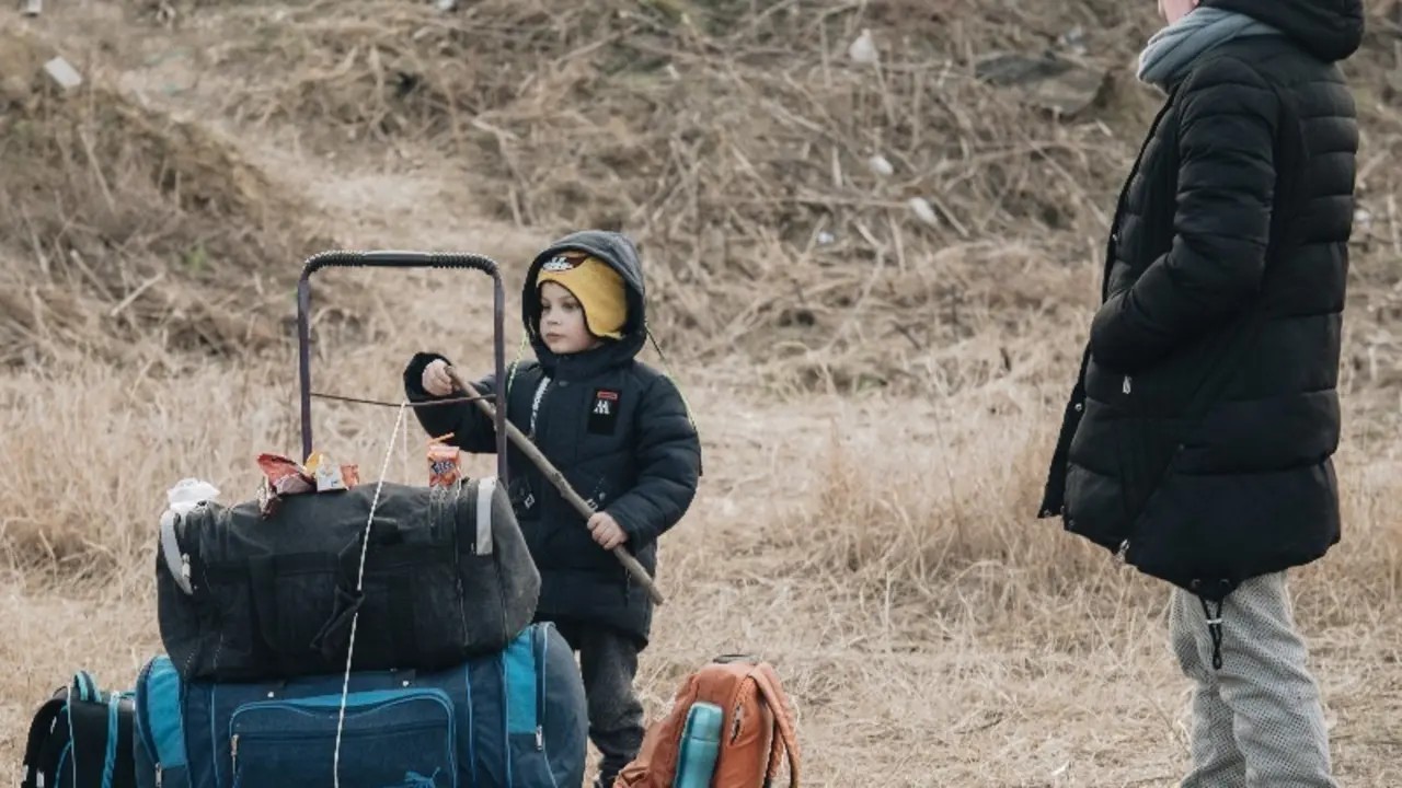 Refugiados ucranianos huyendo de la guerra.