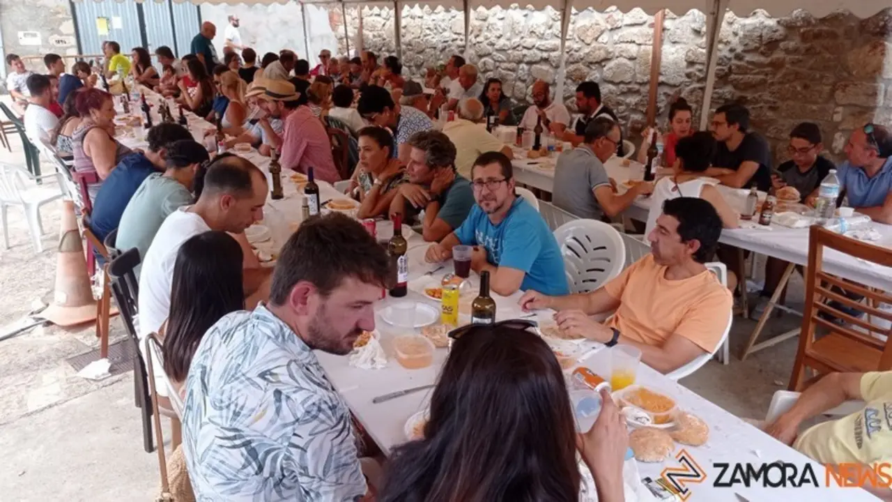 Comida de hermandad en La Tuda. imagen de archivos