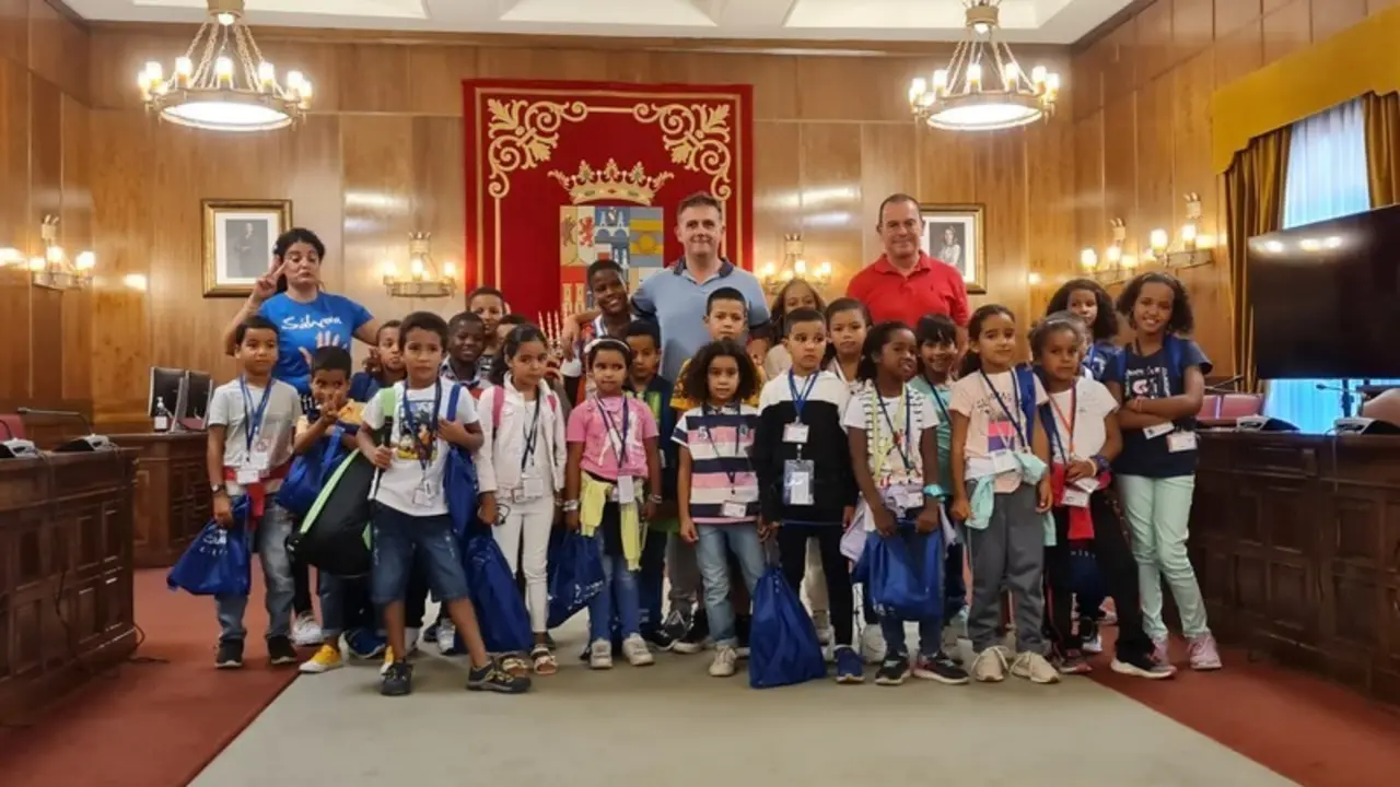Foto de familia de los ni&ntilde;os y ni&ntilde;as saharauis en el Sal&oacute;n de Plenos de la Diputaci&oacute;n