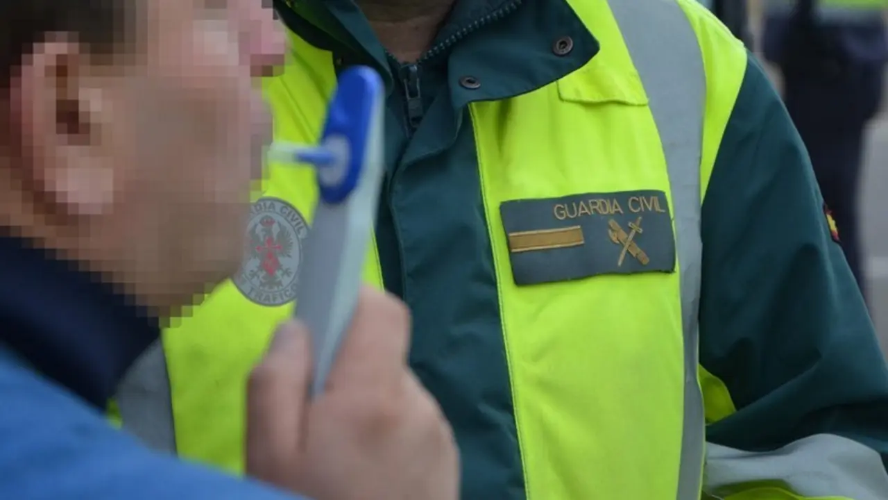 Una persona realiza un control de alcoholemia