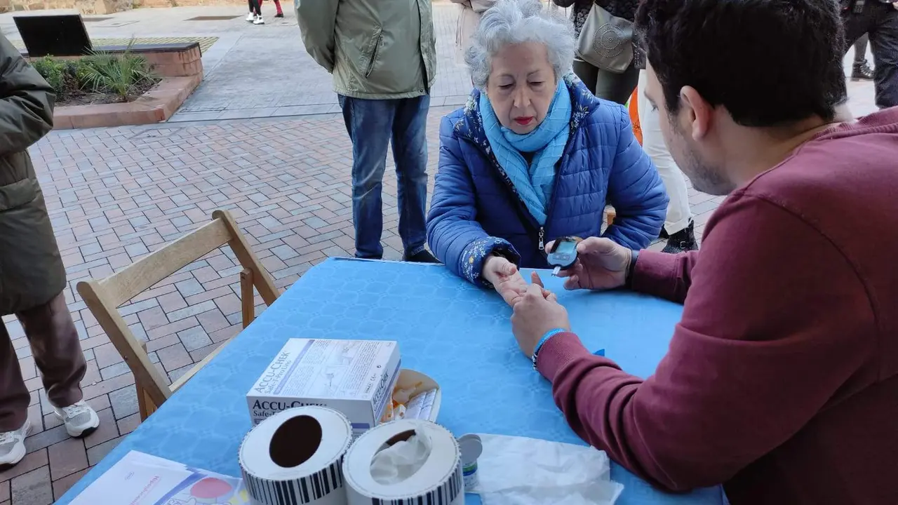 Pruebas de glucosa en sangre realizadas por ADIBE. imagen de archivo