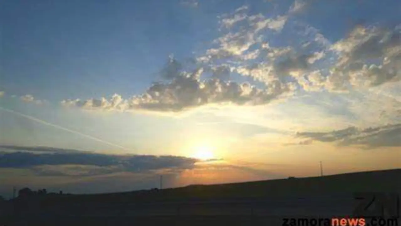 amanecer soleado con nubes