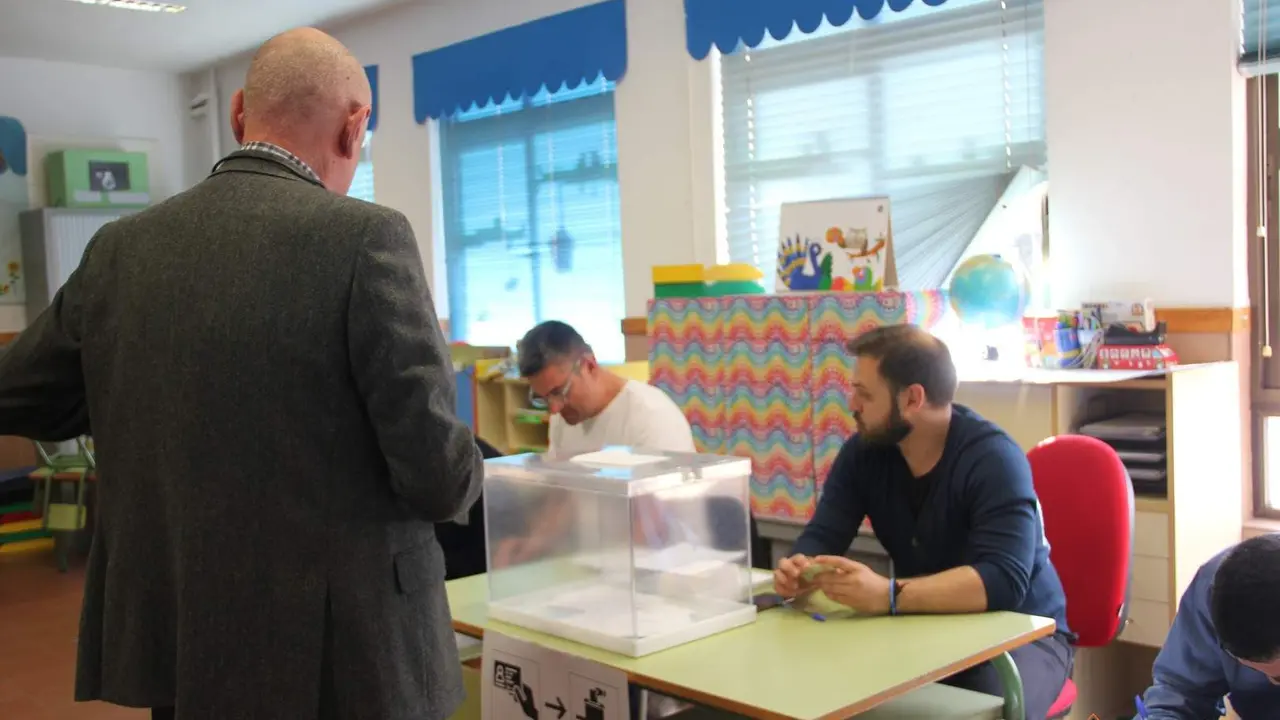 Votaci&oacute;n elecciones municipales del 28M en el colegio Arias Gonzalo_3