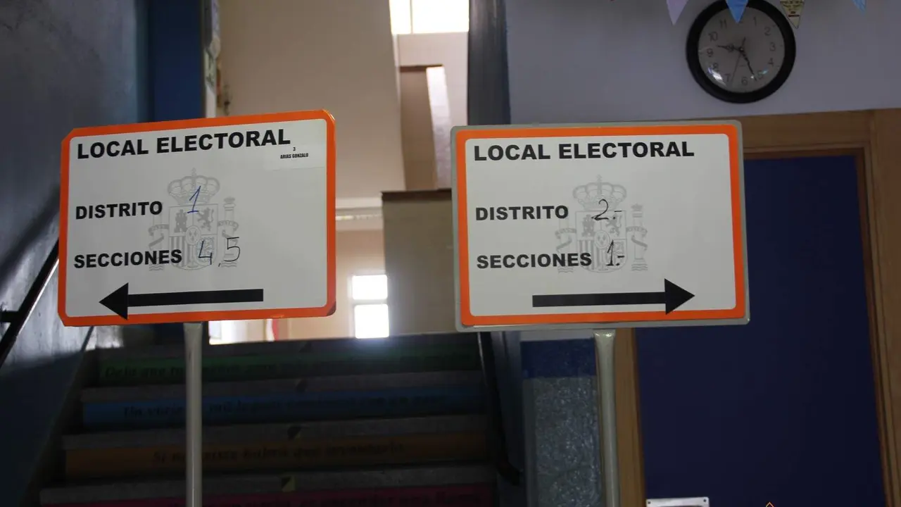 Votaci&oacute;n elecciones municipales del 28M en el colegio Arias Gonzalo