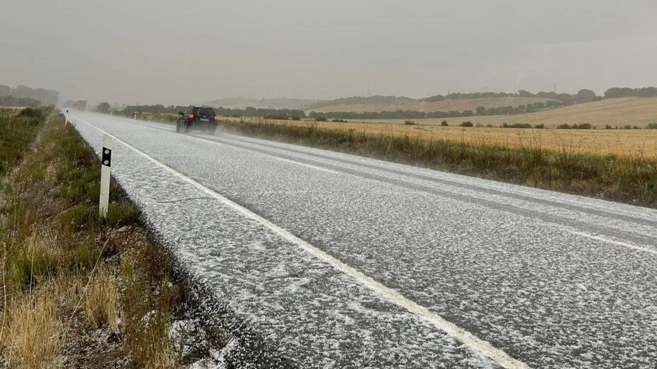 N-525 con restos de nieve. Imagen de archivo