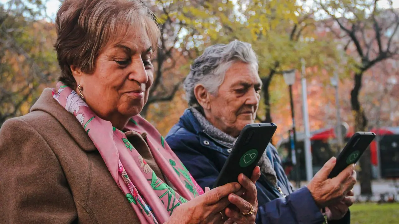 Personas mayores tel&eacute;fono