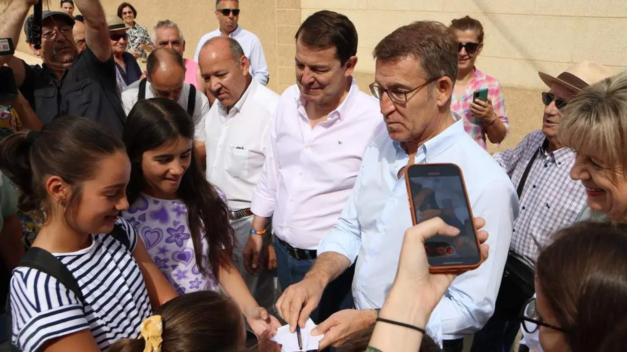 Visita de Alberto N&uacute;&ntilde;ez Feij&oacute;o a Corrales del Vino durante la campa&ntilde;a electoral del 23J_24
