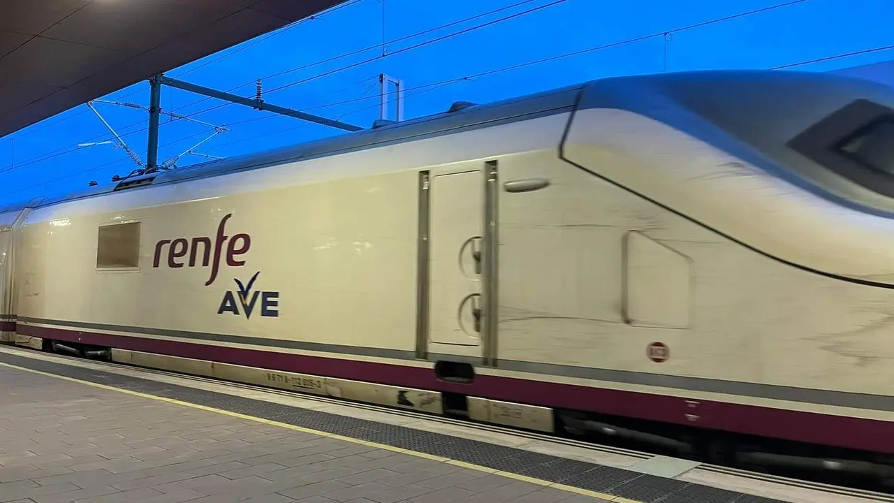 Tren Renfe en la estaci&oacute;n de Zamora