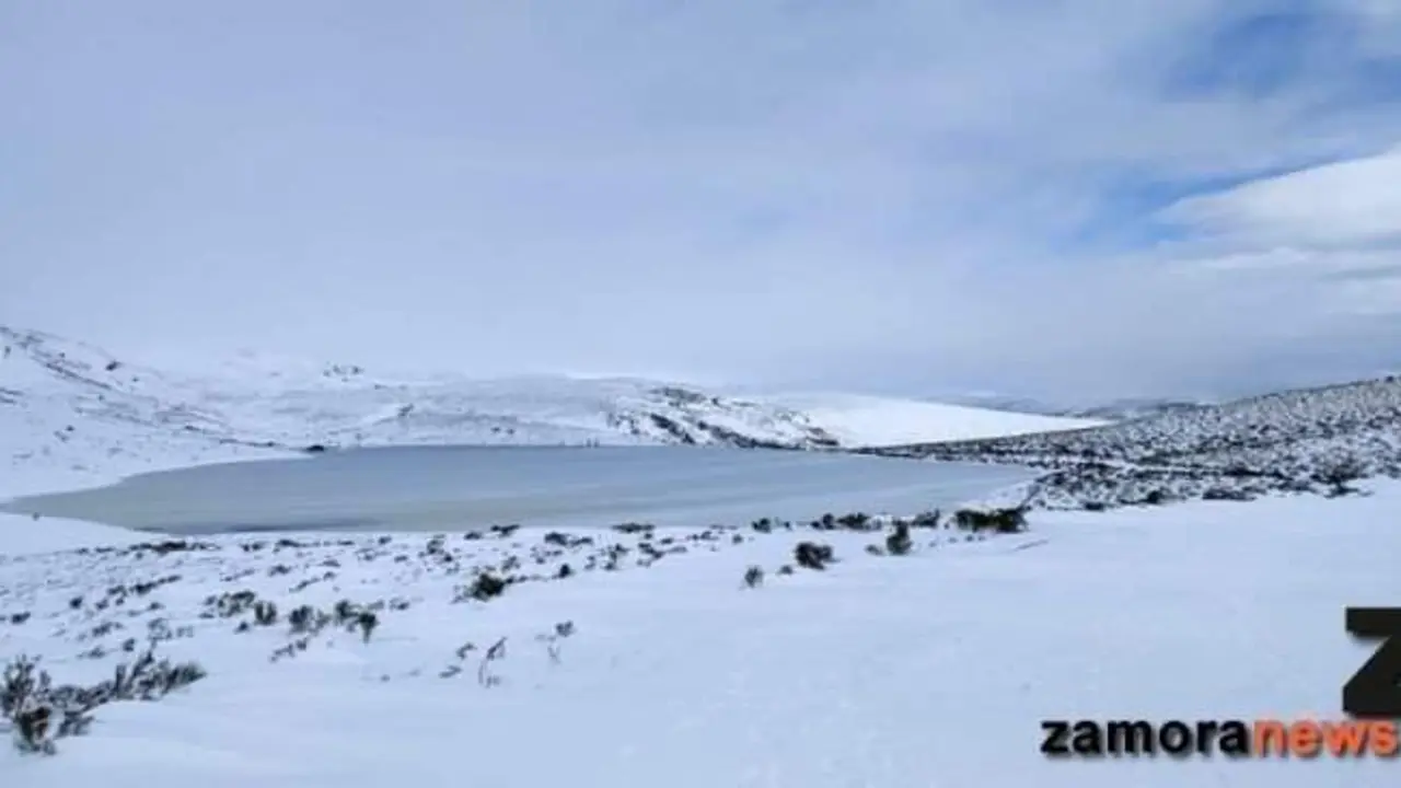 nieve en la Laguna de los peces. Imagen de archivo