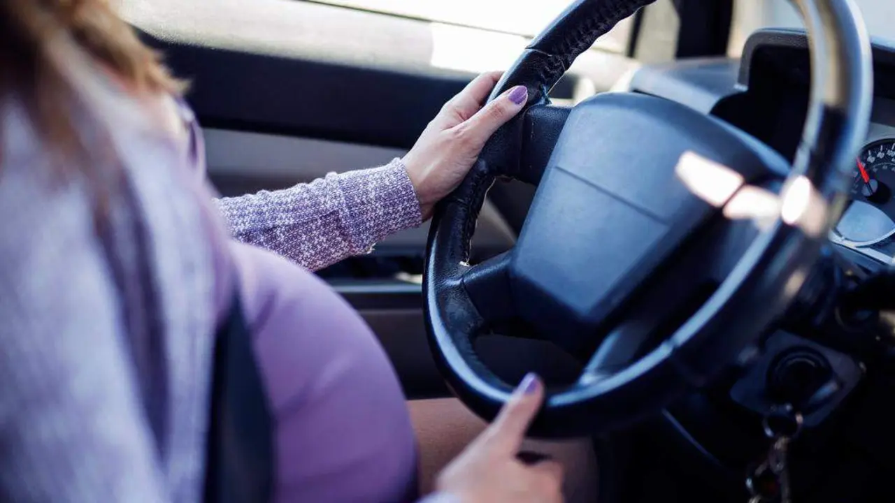mujer embarazada conduciendo