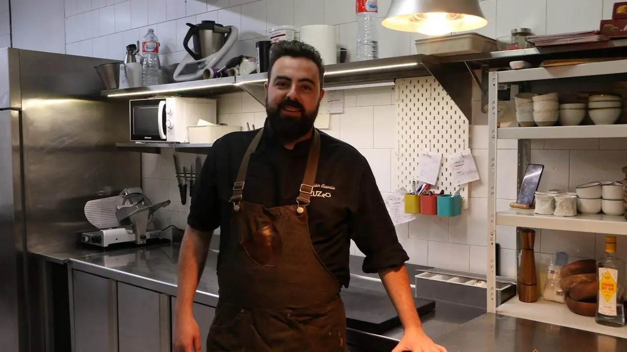 El chef zamorano Adri&aacute;n Asensio trabajando en la cocina de su restaurante gastron&oacute;mico Cuzeo. Fotograf&iacute;a: Marcos Vicente