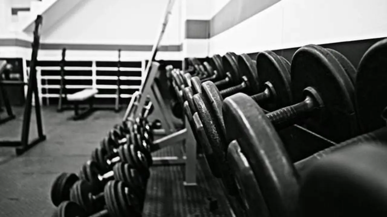 Mancuernas en un gimnasio. Imagen de archivo