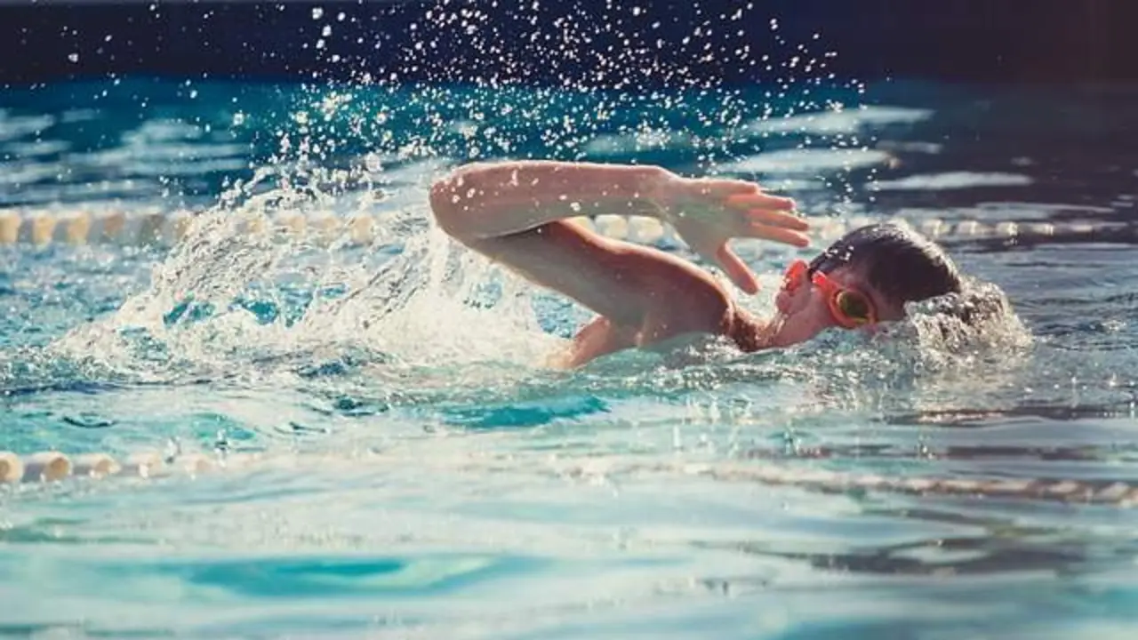 Ni&ntilde;o nadando en una piscina. Imagen de archivo