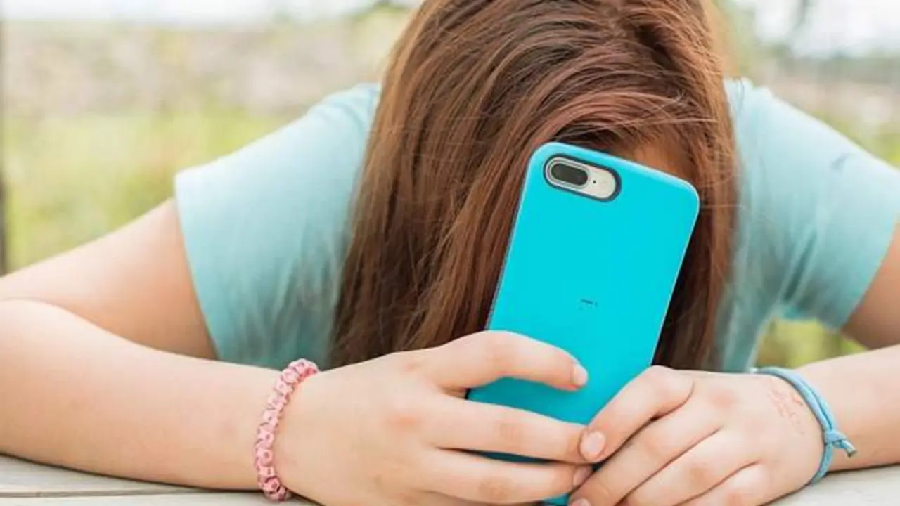 Una adolescente usa su tel&eacute;fono m&oacute;vil. Imagen de archivo