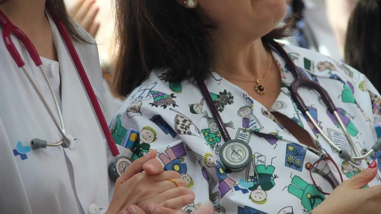 Fotograf&iacute;a de archivo batas de m&eacute;dicos y del &aacute;rea de Pediatr&iacute;a del Virgen de la Concha