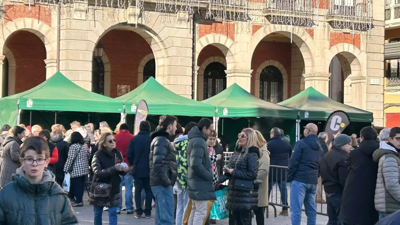 La Sanantonada solidaria reúne a decenas de personas en la Plaza Mayor