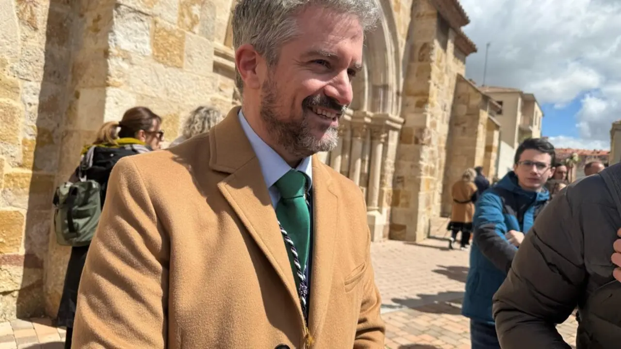 Israel L&oacute;pez,  presidente de la Junta Pro Semana Santa