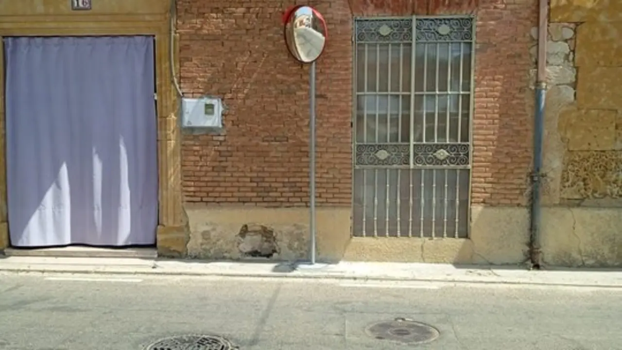 espejos viales en Moraleja del Vino  (1). imagen de archivo