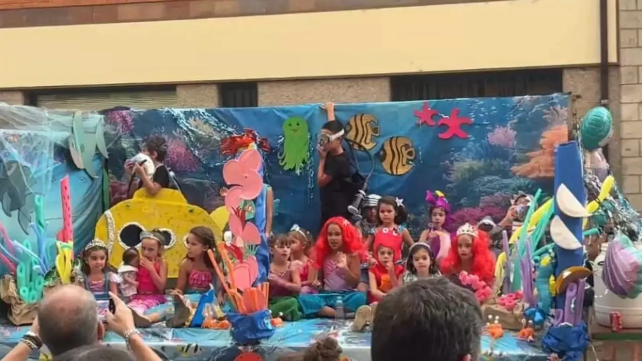 Desfile de carrozas en Quiruelas de Vidriales