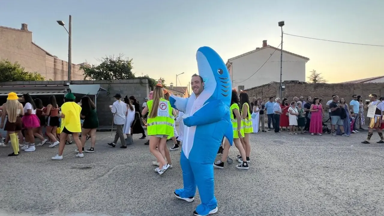 Desfile de peñas Villalazán_16