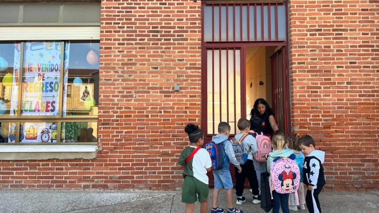 ni&ntilde;os cole. imagen de archivo