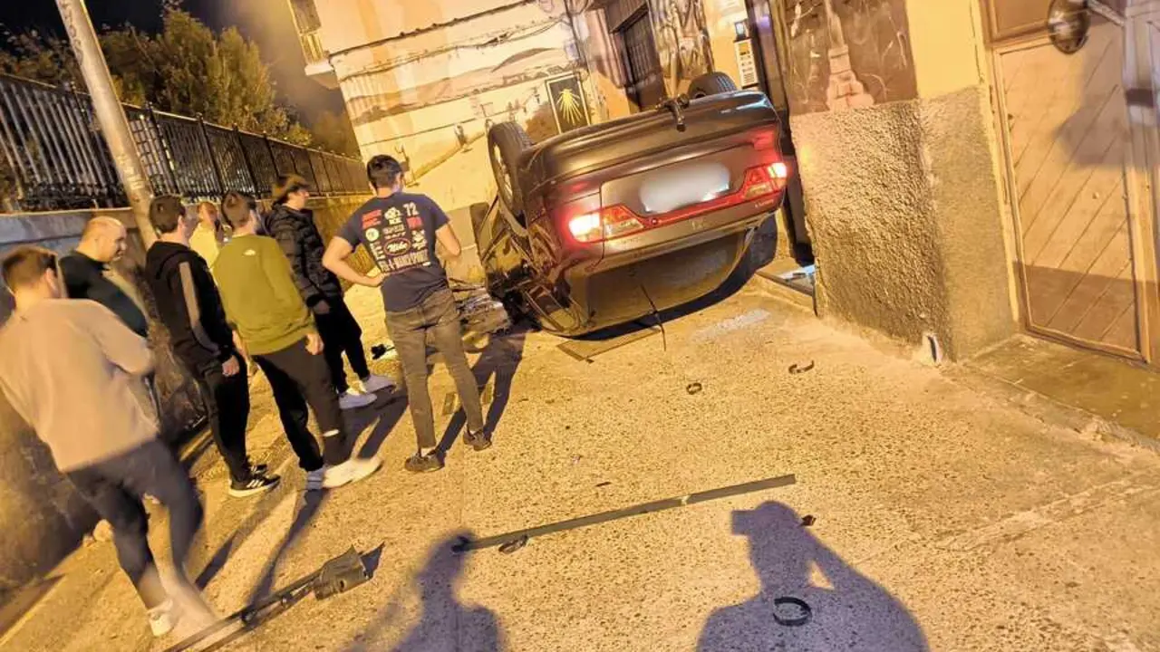 un vehículo vuelca en la Avenida de Vigo