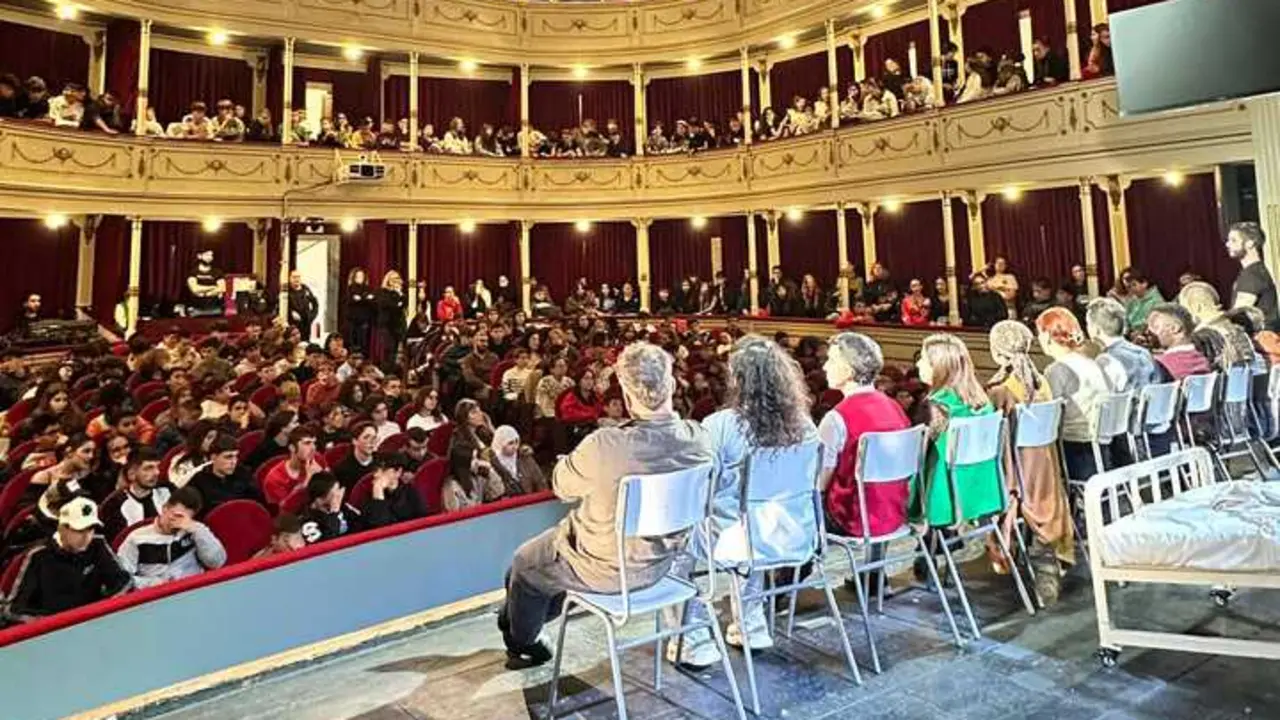 AECC y alumnos  de Zamora en la obra Un Monstruo viene a verme