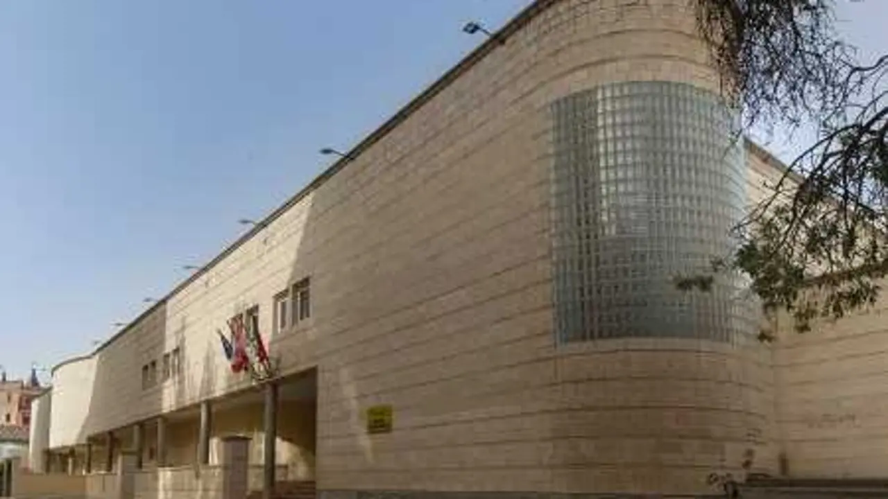 Exterior de la piscina de Los Almendros