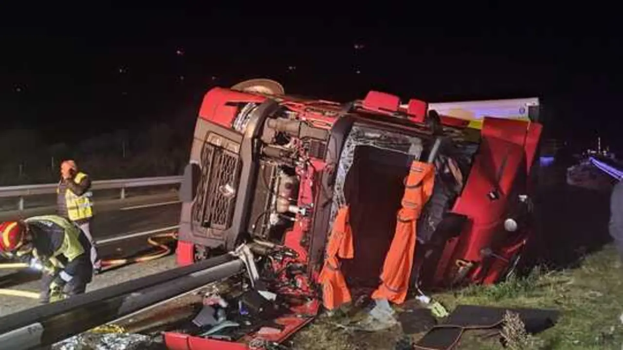 Accidente cami&oacute;n A-52 Lubi&aacute;n