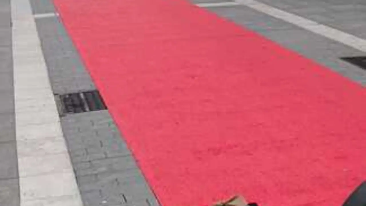 Destrozan los &aacute;rboles de la alfombra roja de San Torcuato