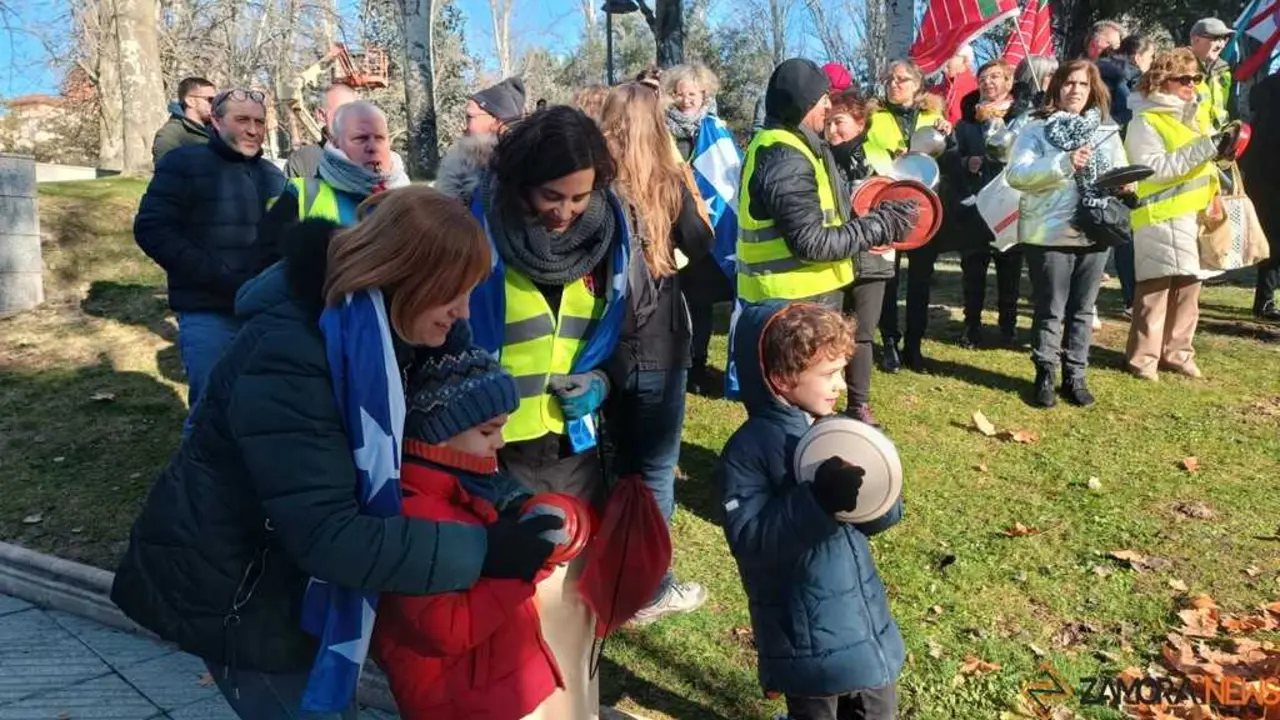 cacerolada contra las plantas de biog&aacute;s en Zamora _3