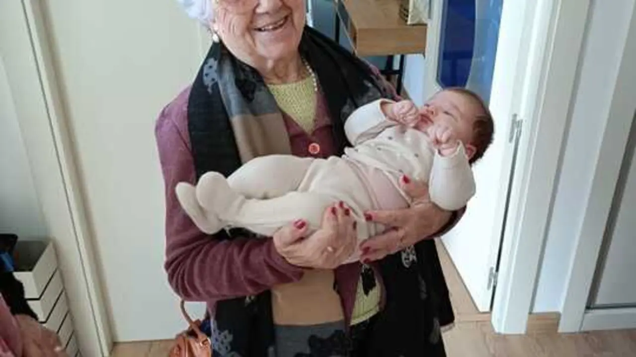 Marif&eacute; Pascual con su bisnieta Carla